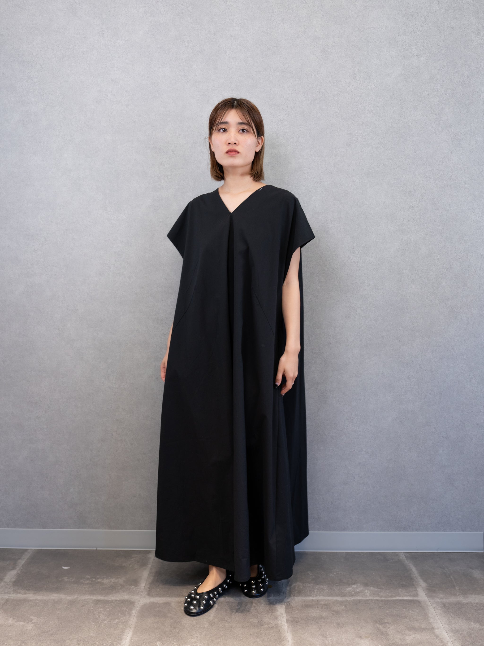 V NECK TENT LINE ONEPIECE – H U I