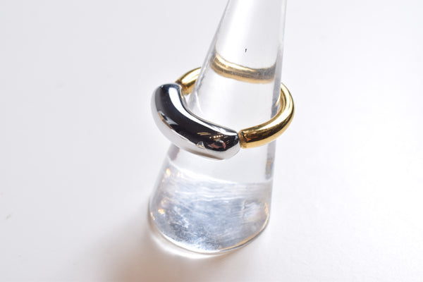 CURVED BAR RING