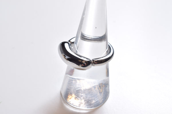 CURVED BAR RING