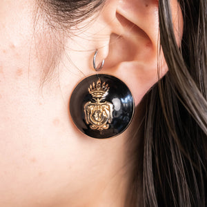 EMBLEM EARRING